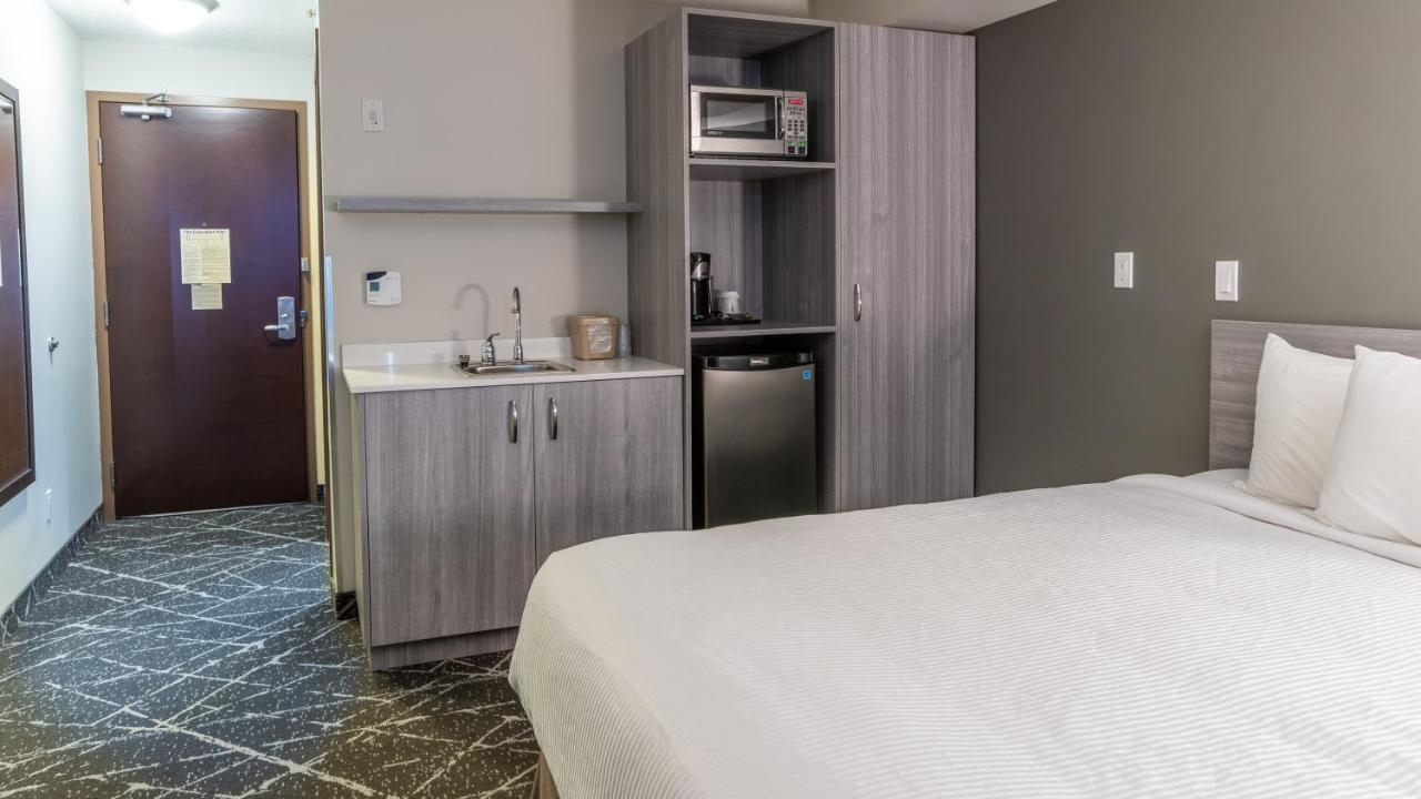 Microtel Inn & Suites By Wyndham Lloydminster Zewnętrze zdjęcie
