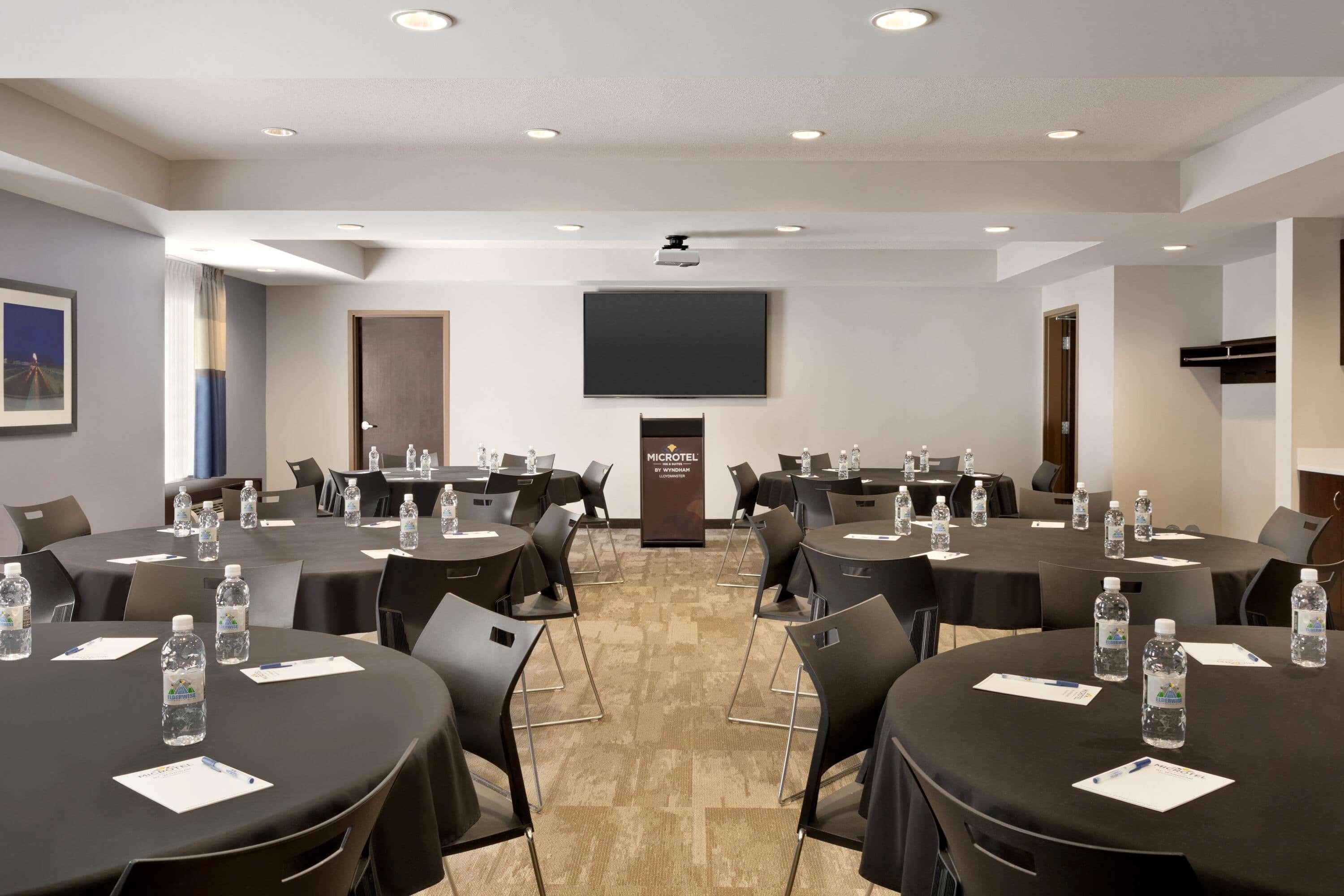 Microtel Inn & Suites By Wyndham Lloydminster Zewnętrze zdjęcie